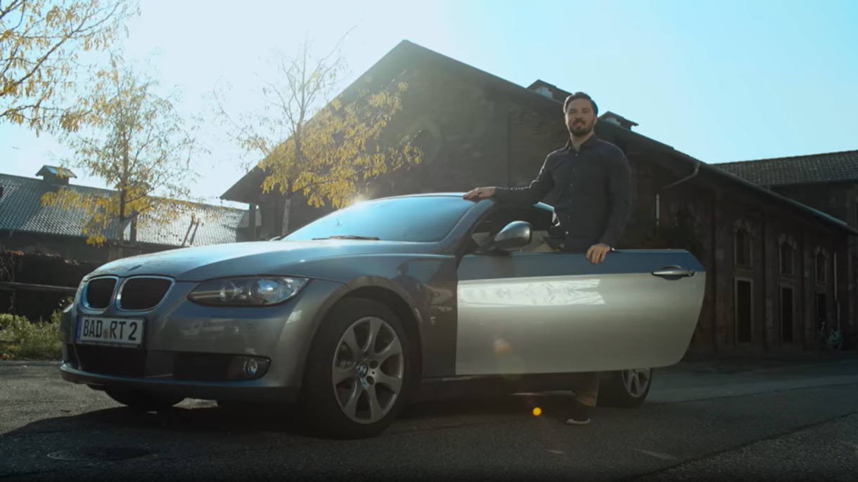 Mann vor Auto, Nutzer vom Fahrtenbuch