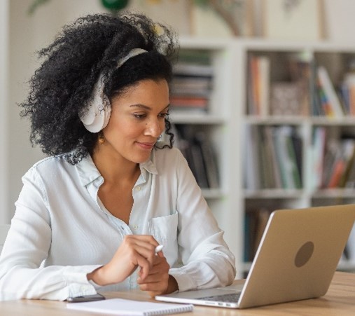 Frau arbeitet am Notebook