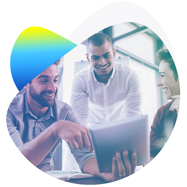 Zwei Personen am Schreibtisch