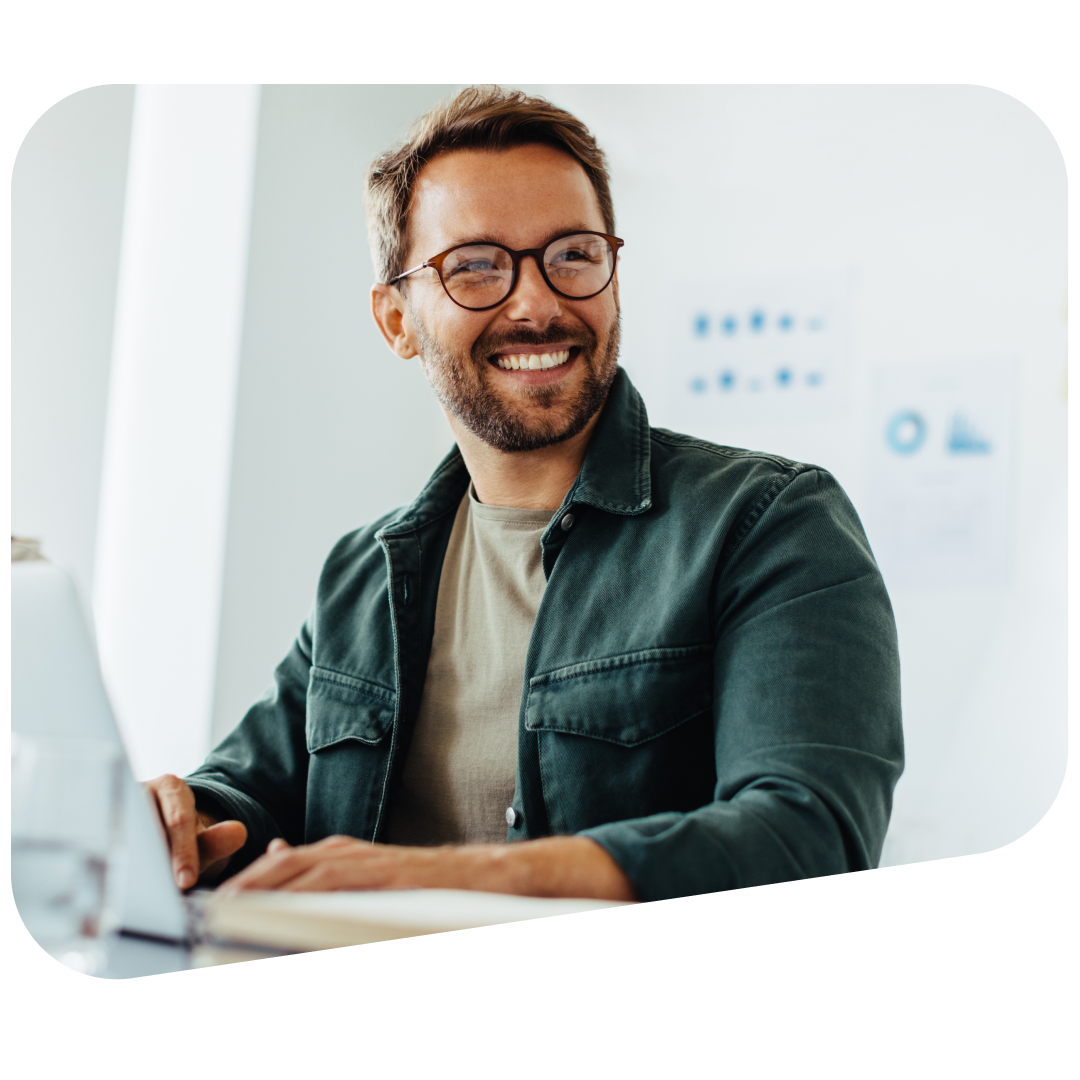 Personalreferent arbeitet mit Haufe Personal Office am Laptop