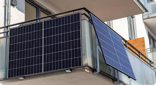 Steckersolargerät an einem Balkongeländer